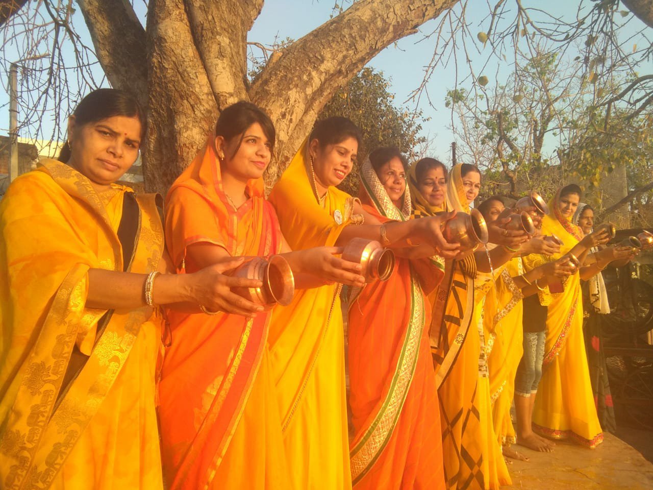 सूर्य को अर्ध्य देते हुए आेटले से लाइव ग्रुप महिलाओं ने अपने परिवार, समाज, देश व समस्त विश्व की सम्रद्धि आैर विकास के लिए की कामना | New India Times