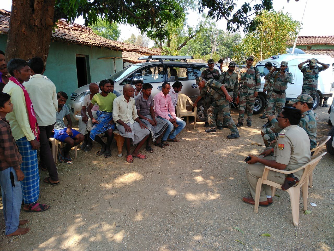 वाराणसी जोन के एडीजी (नक्सल) की क्यू.आर. टी. फोर्स के साथ स्थानीय पुलिस ने बार्डर के जंगलों में की काम्बिंग | New India Times