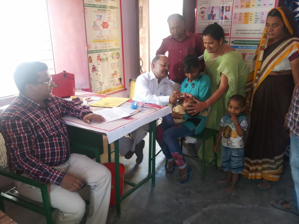 राष्ट्रीय पल्स पोलियो अभियान के तहत सामुदायिक स्वास्थ्य केन्द्र पर बच्चों को पिलाई गयी पोलियो की खुराक | New India Times