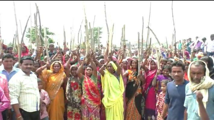 मुकदमे से आक्रोशित हज़ारों ग्रामीणों ने लाठी डंडे के साथ किया हाइवे जाम, पुलिस से हुई तीखी नोकझोंक | New India Times