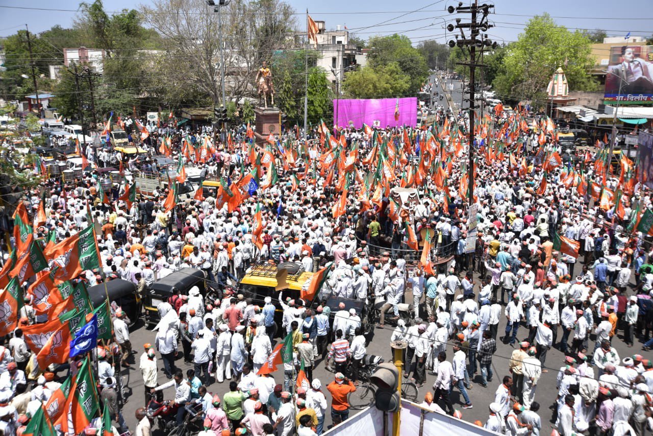 भाजपा प्रत्‍याशी सुभाष भामरे ने शक्ति प्रदर्शन कर भरा नामांकन पत्र, देश को मोदी सरकार दे सकती है सुरक्षा: भामरे | New India Times