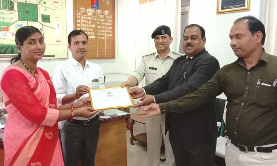 पैरालिगल वालेंटियर लेखा शर्मा को जेल मेें विशेष विधिक सेवा के लिए किया गया सम्मानित | New India Times