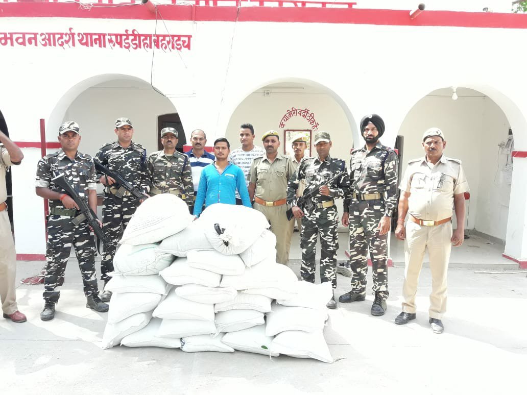 भारत-नेपाल बॉर्डर पर विदेशी मटर व काली मिर्च की तस्करी करते हुए एक तस्कर को पुलिस ने किया गिरफ्तार | New India Times