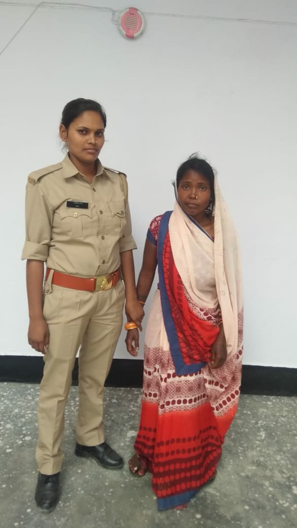 डबल बैरेल के तमंचे और 9 जिंदा कारतूस के साथ महिला गिरफ्तार 3 डबल बैरेल के तमंचे और 9 जिंदा कारतूस के साथ महिला गिरफ्तार | New India Times