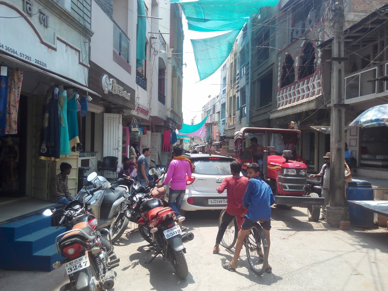 सड़क किनारे खड़े बेतरतीब वाहनों से हो रही जाम की स्थिति से लोग परेशान | New India Times