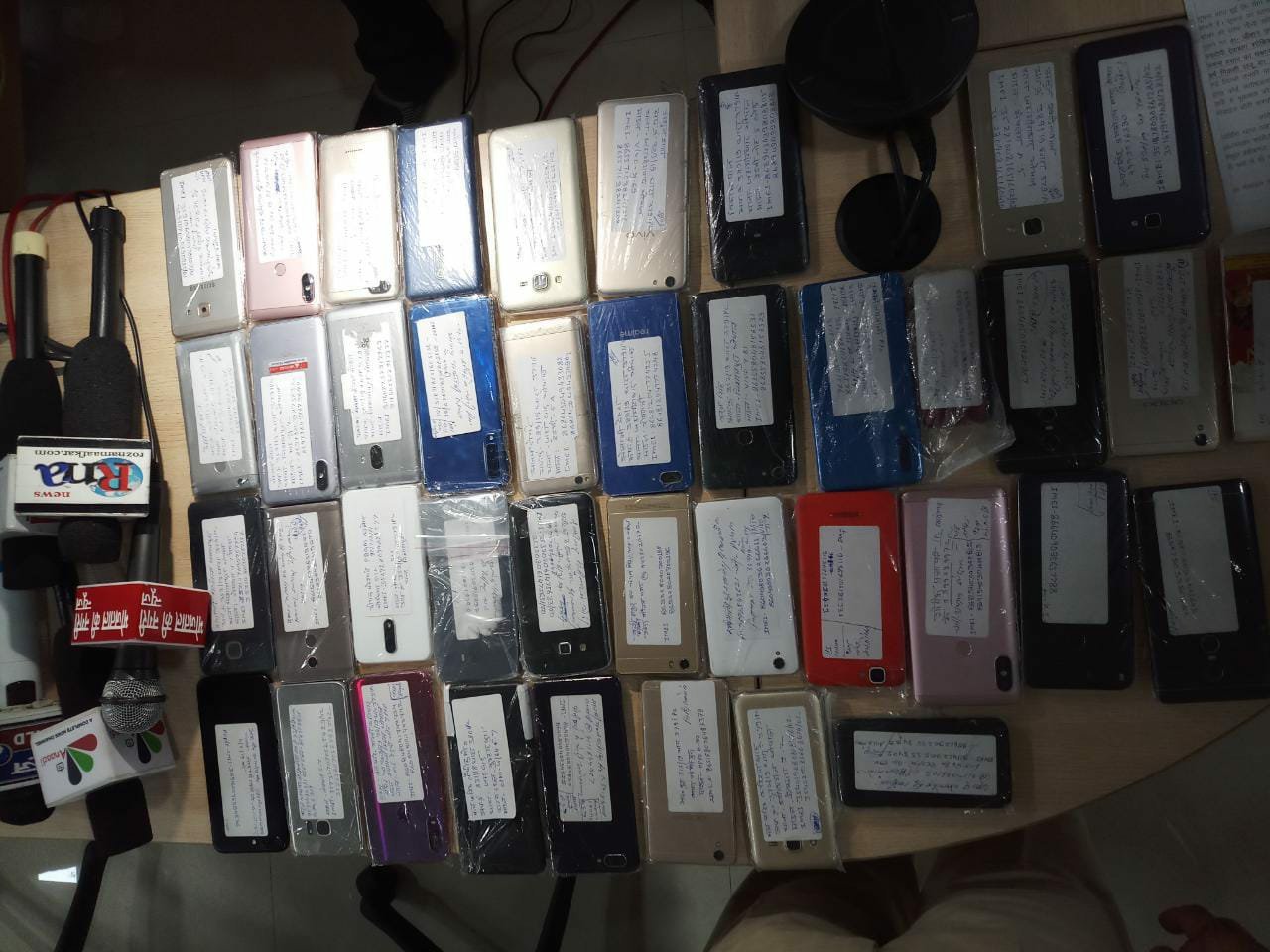 स्कूल/काॅलेजों की पार्किंग में वाहनों की डिग्गी से मोबाइल चोरी करने वाले शातिर चोर गिरोह का पर्दाफाश, पांच आरोपी गिरफतार, 6 लाख रूपये कीमत की 40 मोबाइल फोन बरामद | New India Times