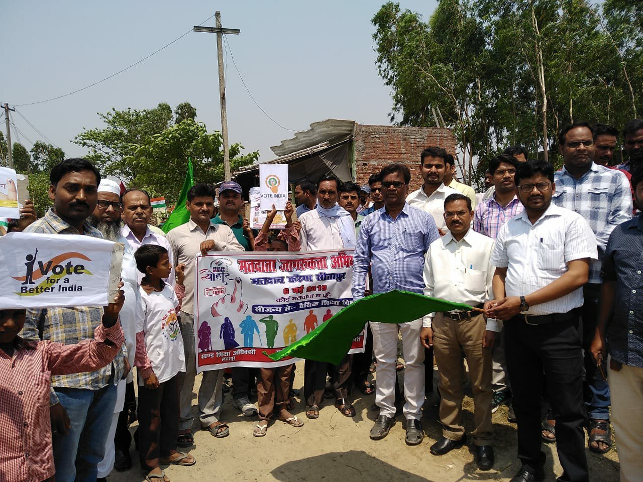 लोकसभा निर्वाचन में वोट प्रतिशत बढ़ाने के उद्देश्य से बेसिक शिक्षा विभाग द्वारा विभिन्न कार्यक्रमों का आयोजन कर लोगों को शत प्रतिशत मतदान हेतु किया गया जागरूक | New India Times