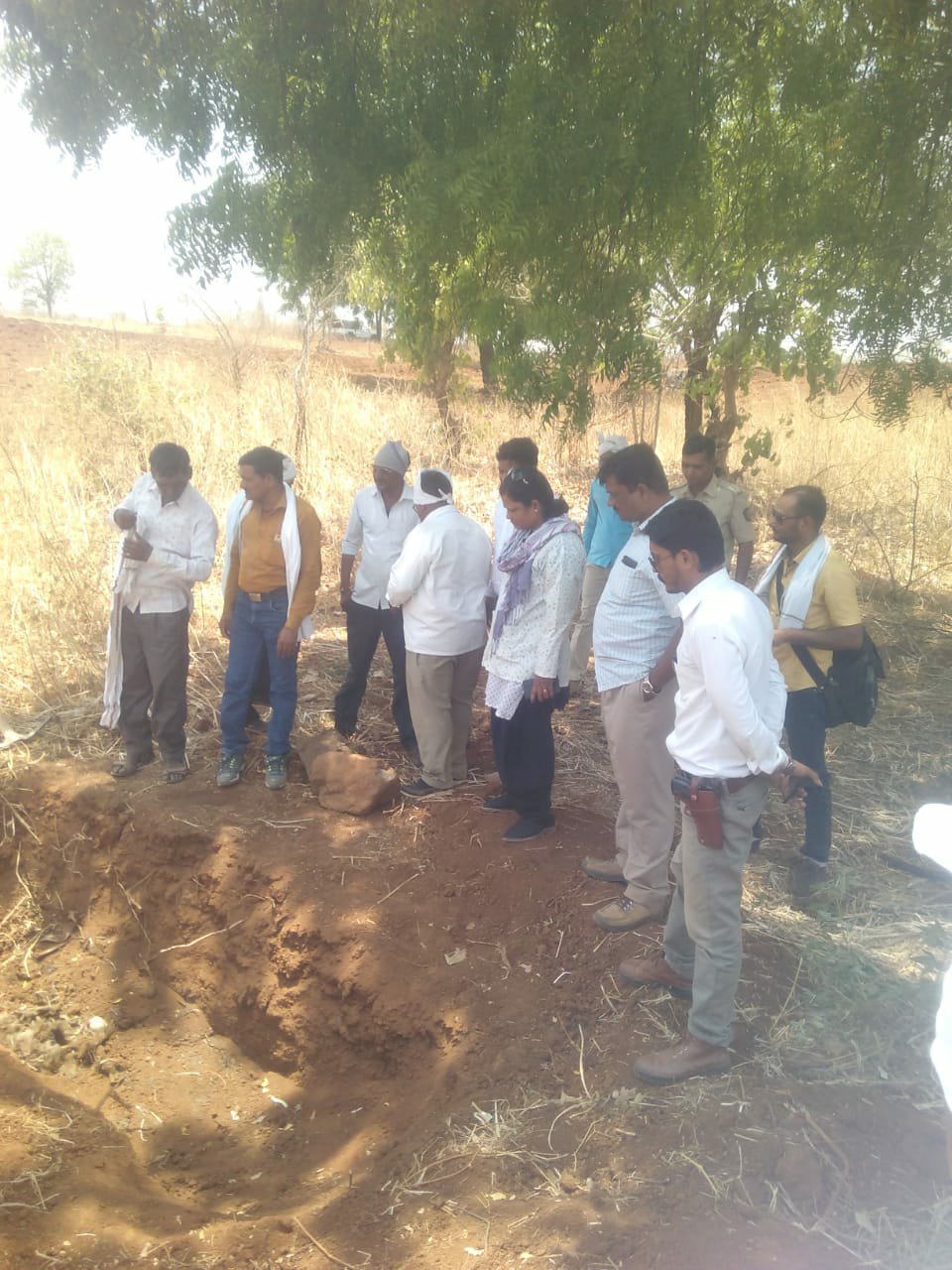 जंगली जानवरों को जहर देकर मारने का मामला निकला झूठा, खुदाई में निकले चार बंदरों के अवशेष | New India Times