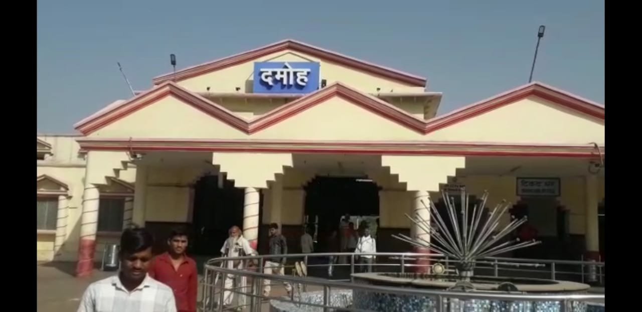 रेलवे सुरक्षा बल का ए एस आई दस हज़ार रूपये रिश्वत लेते हुए रंगे हाथों गिरफ्तार, रेलवे स्टेशन के बाहर बस खड़ी करने के बदले में मांगी थी रिश्वत | New India Times