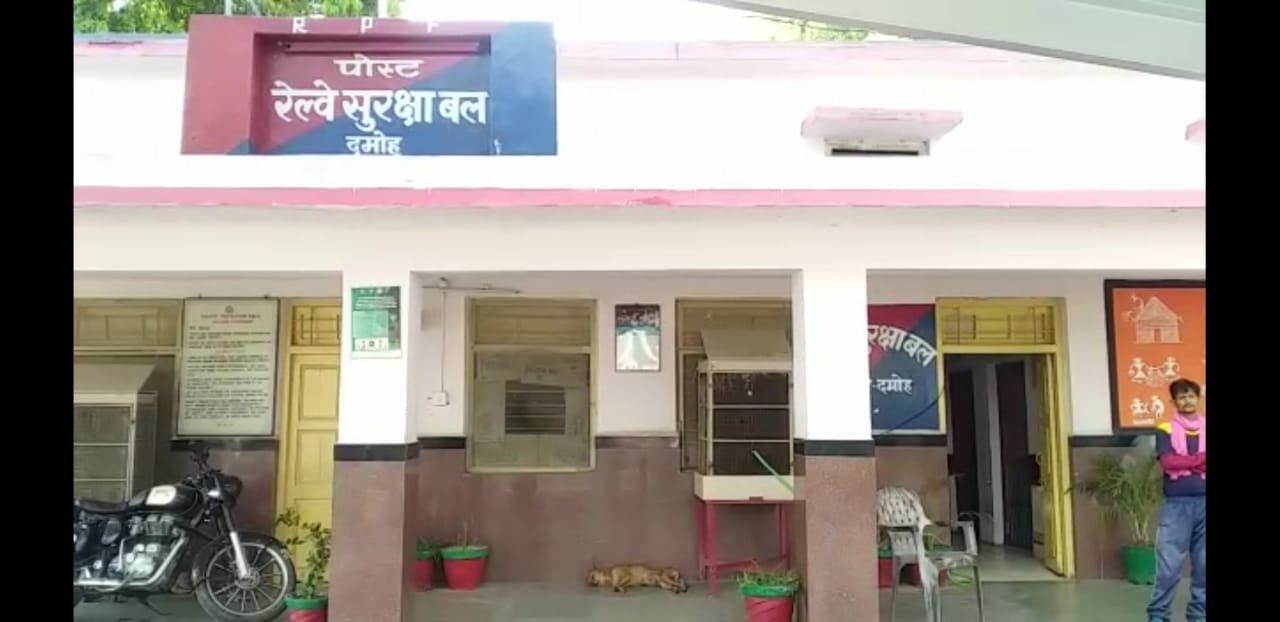 रेलवे सुरक्षा बल का ए एस आई दस हज़ार रूपये रिश्वत लेते हुए रंगे हाथों गिरफ्तार, रेलवे स्टेशन के बाहर बस खड़ी करने के बदले में मांगी थी रिश्वत | New India Times