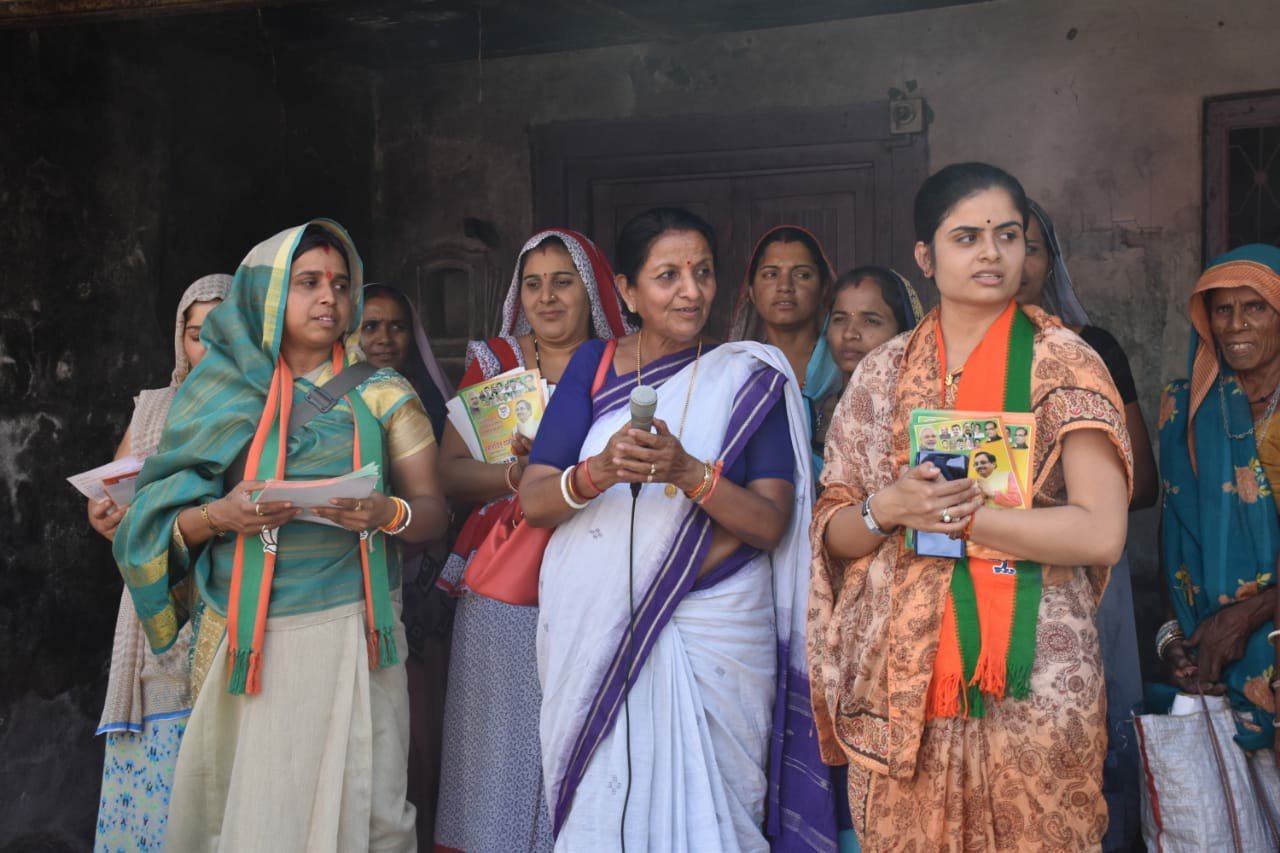 कांग्रेस के रविंद्र राका हुए भाजपा में शामिल, श्रीमती सूरज डामोर ने किया भाजपा का गमछा डाल कर राका का स्वागत, भाजपा महिला मोर्चा का धुआंधार चुनाव प्रचार जारी | New India Times