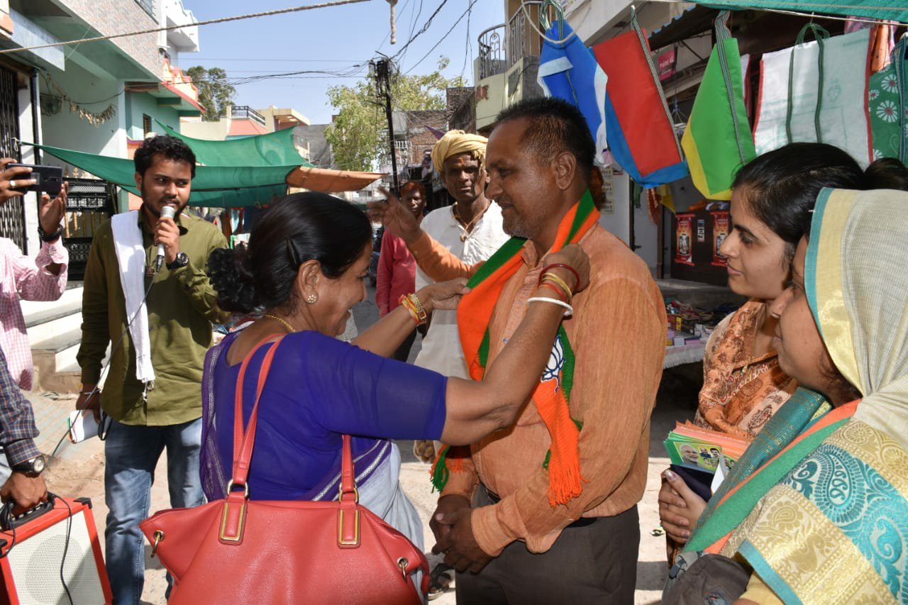 कांग्रेस के रविंद्र राका हुए भाजपा में शामिल, श्रीमती सूरज डामोर ने किया भाजपा का गमछा डाल कर राका का स्वागत, भाजपा महिला मोर्चा का धुआंधार चुनाव प्रचार जारी | New India Times