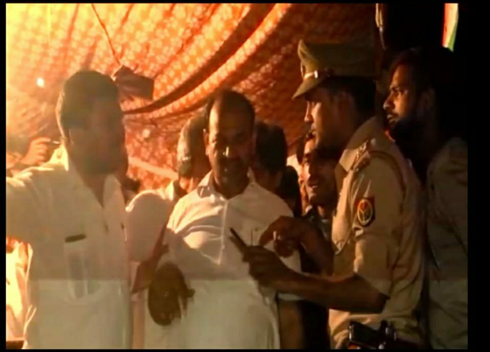 कांग्रेसी लोकसभा उम्मीदवार इमरान प्रतापगढ़ी की चुनावी सभा में हल्का पुलिस चौकी प्रभारी के रवैये को लेकर हंगामे के साथ हुई जमकर नारेबाजी | New India Times