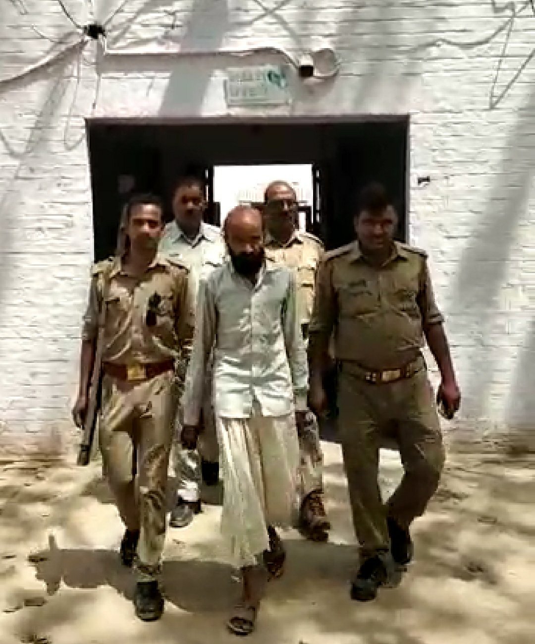 पति ही निकला पत्नी का हत्यारा, गोली मार कर हुई थी महिला की हत्या | New India Times