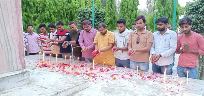 नक्सलियों के हमले में शहीद हुये जवानों को सपाईयों ने दी श्रद्वांजलि | New India Times