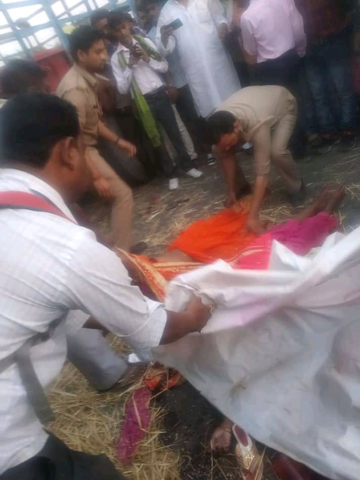 मुण्डन संस्कार करा कर लौट रही ट्रैक्टर ट्राली पलटने से पांच लोगों की मौत | New India Times