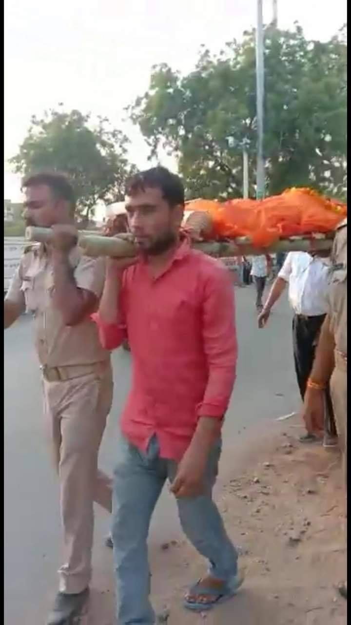 हर बात थी वही पर मतलब बदल गए, खाकी तुमको नमन: जब परिवार साथ नहीं आया तो सिपाहियों ने दिया कंधा | New India Times