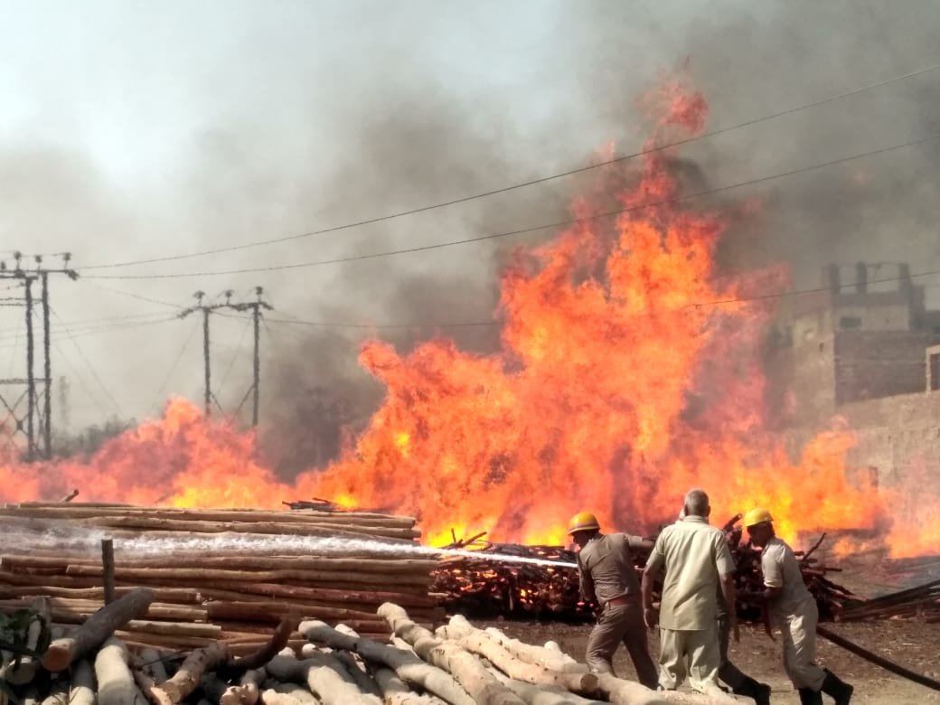 ओल्ड पावर हाउस मोहन लाल गंज के पीछे टिंबर के गोदाम में लगी भीषण आग, लाखों का माल जलकर राख | New India Times