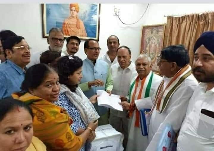 कांग्रेस के प्रतिनिधि मंडल ने मध्यप्रदेश के पूर्व मुख्यमंत्री शिवराज सिंह चौहान को सौंपी 21 लाख किसानों के क़र्ज़ माफ़ी की सूची | New India Times