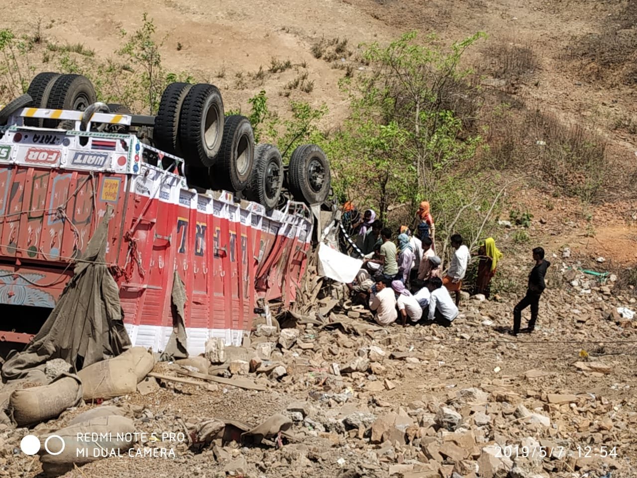 मारकुण्डी पुरानी घाटी में अनियन्त्रित ट्रक 50 फिट नीचे खाई में गिरी, ड्राईवर- खलासी घायल | New India Times