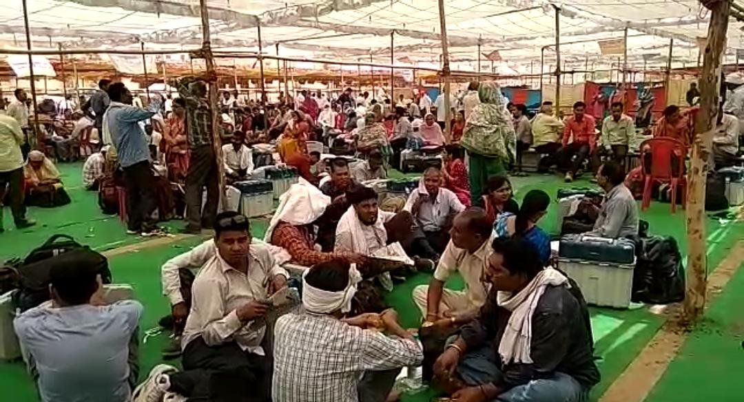 भिंड-दतिया लोकसभा सीट के चुनाव के लिए 12 मई को होने वाले मतदान के लिए सामग्री के साथ मतदान दल रवाना | New India Times