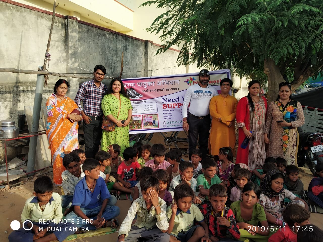 सड़कों पर नंगे पांव घूमते बच्चों को नृत्यांशी कला सोसायटी की ओर से चरण पादुकाएं की गयी भेंट | New India Times