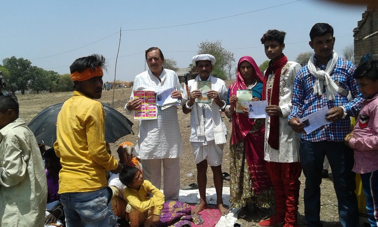 घर - घर दस्तक देकर बीएलओ बांट रहे हैं मतदान पर्चियां | New India Times