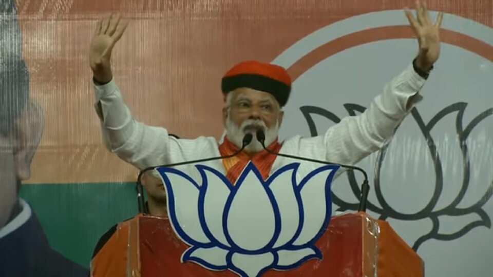 इंदौर के चुनावी सभा में बोले मोदी- मुझे भी कोई डांट सकती हैं तो सिर्फ ताई, पूर्व मुख्यमंत्री शिवराज सिंह चौहान ने मालवी पगड़ी पहना कर प्रधानमंत्री नरेंद्र मोदी जी का किया स्वागत | New India Times