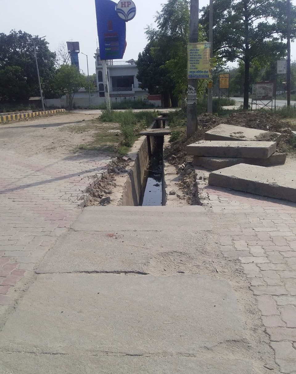 अधर में लटका नाले का निर्माण कार्य, दुर्घटनाओं की बनी हुई है अशंका | New India Times