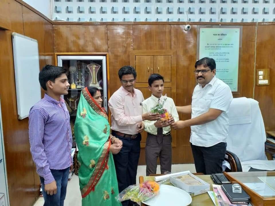 कलेक्टर श्री प्रवीण सिंह ने प्रदेश की प्रवीण्यता सूची में टॉप करने वाले जिले के छात्र-छात्राओं के उज्जवल भविष्य की कामना की | New India Times