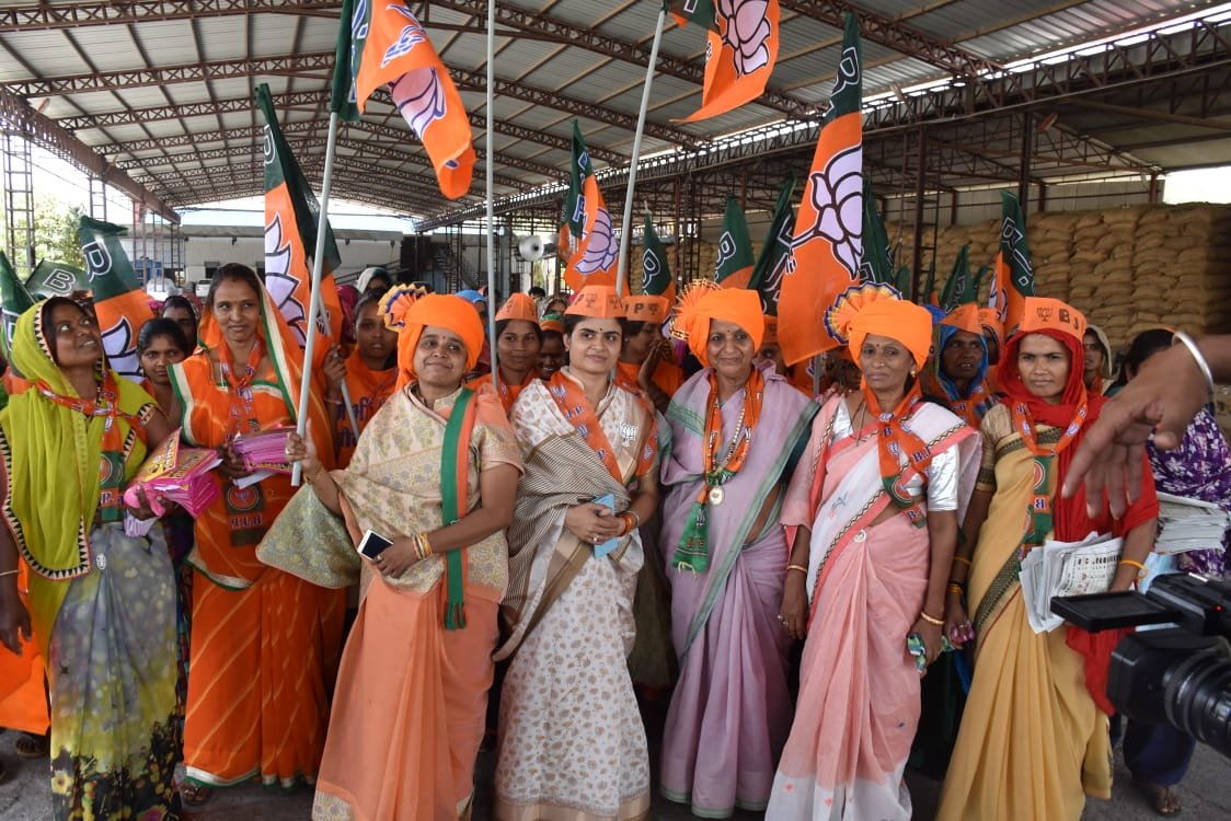 सर पर केसरिया पगड़ी बांध टोपी लगा कर भाजपा महिला मोर्चा ने कड़ी धूप में किया तूफानी जनसंपर्क | New India Times