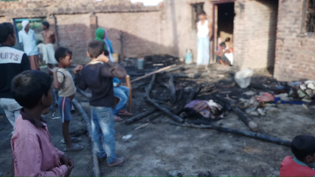 शादी समारोह में छोड़ा गया पटाखा छप्पर पर गिरने से घर में लगी आग, आग में सिलेंडर फटने से लगभग आधा दर्जन मकान भी आये आग की चपेट में | New India Times