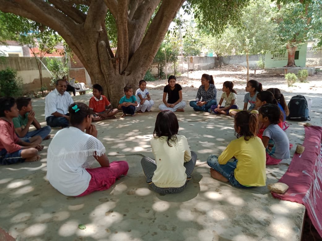 बुध्द पुर्णिमा सप्ताह के तहत बाल पंचायत में बच्चों ने की अधिकार की बातें, बच्चों को लेखन स्टेशनरी किट सामग्री बांटी गई | New India Times