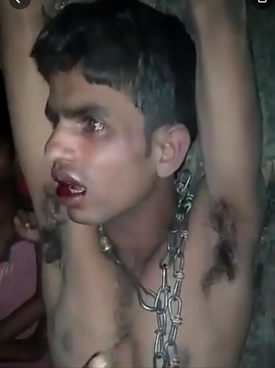 ग्रामीणों ने चोर को पेड़ से बांधकर की पिटाई, विडियो हुआ वायरल | New India Times