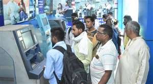 हांफते एटीएम और कतार में कस्टमर, नहीं है कोई पुरसान-ए-हाल | New India Times