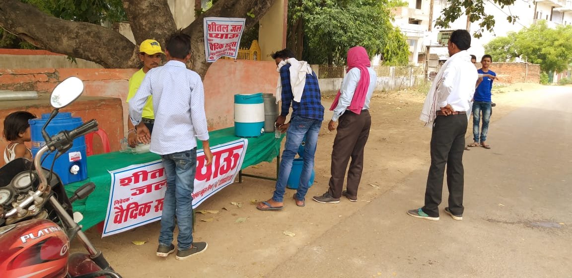 वैदिक रूट्स स्कूल के संचालक रोहित भदोरिया ने अपने स्कूल के बाहर मानपुरा में की प्याऊ की व्यवस्था | New India Times