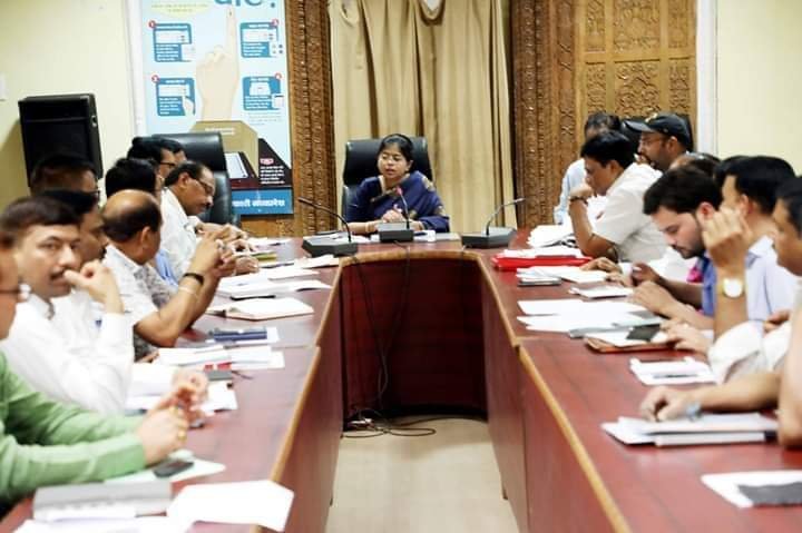 शिवपुरी कलेक्टर श्रीमती अनुग्रहा पी. ने की मुख्यमंत्री हेल्पलाइन के प्रकरणों की समीक्षा | New India Times