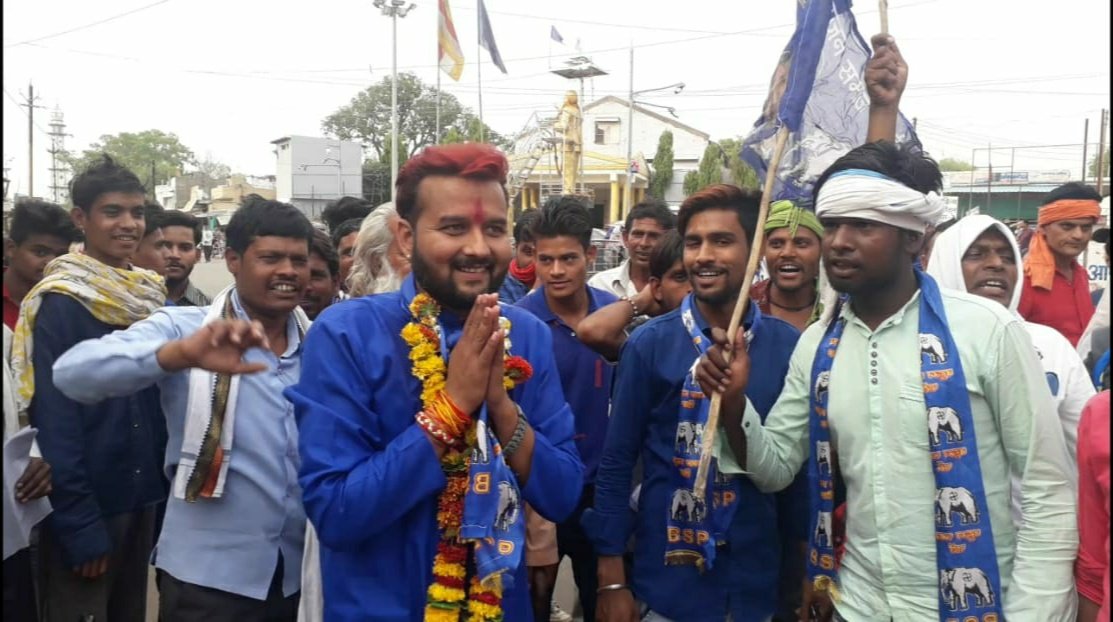 दमोह लोकसभा क्षेत्र से प्रसिद्ध लोकगीत गायक है बसपा प्रत्याशी जित्तू खरे अभिनेता से बने नेता, बिगड़ सकता कांग्रेस-भाजपा का चुनावी गणित | New India Times