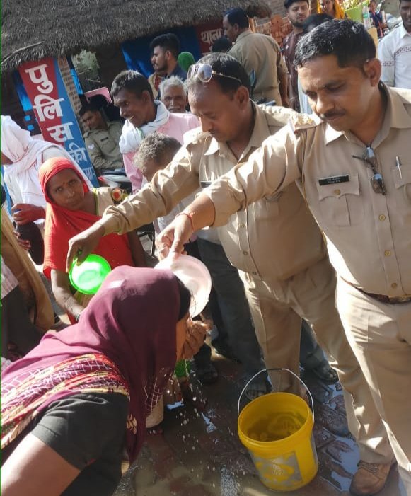 काजी कमालपुर पुलिस चौकी पर पुलिस कर्मियों ने कायम की मानवता की मिसाल | New India Times