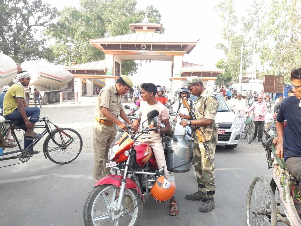 नेपाल बॉर्डर पर पुलिस और सीआईएसएफ ने चलाया सघन चेकिंग अभियान, नेपाल से आने व जाने वाले लोगों की हो रही है सघन जांच | New India Times