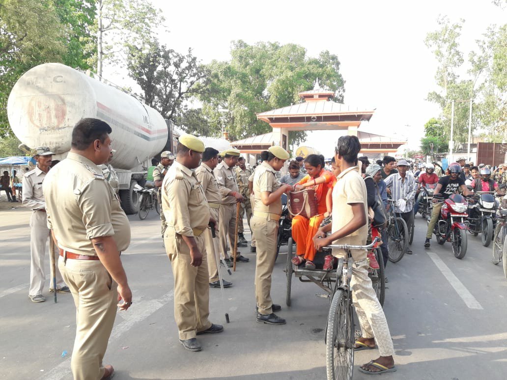 नेपाल बॉर्डर पर पुलिस और सीआईएसएफ ने चलाया सघन चेकिंग अभियान, नेपाल से आने व जाने वाले लोगों की हो रही है सघन जांच | New India Times