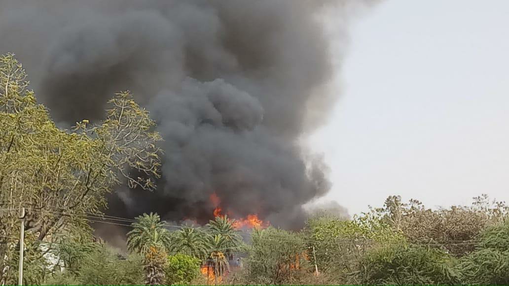ओल्ड पावर हाउस मोहन लाल गंज के पीछे टिंबर के गोदाम में लगी भीषण आग, लाखों का माल जलकर राख | New India Times