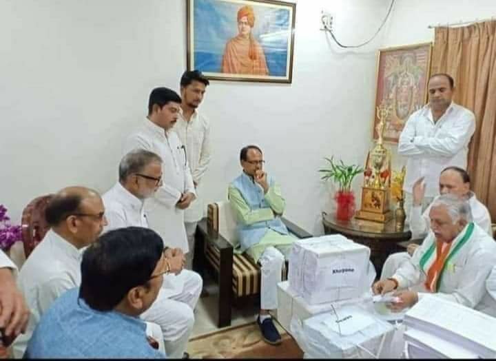 कांग्रेस के प्रतिनिधि मंडल ने मध्यप्रदेश के पूर्व मुख्यमंत्री शिवराज सिंह चौहान को सौंपी 21 लाख किसानों के क़र्ज़ माफ़ी की सूची | New India Times