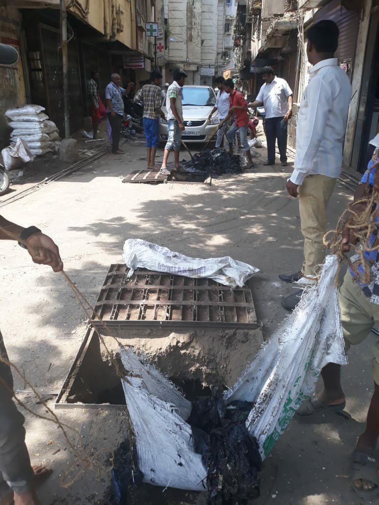 भिवंडी में नाला-गटर सफाई जोरों जारी, मनपा आयुक्त मनोहर हिरे ने तय किया 6 जून तक की डेडलाइ 3 भिवंडी में नाला-गटर सफाई जोरों जारी, मनपा आयुक्त मनोहर हिरे ने तय किया 6 जून तक की डेडलाइ | New India Times