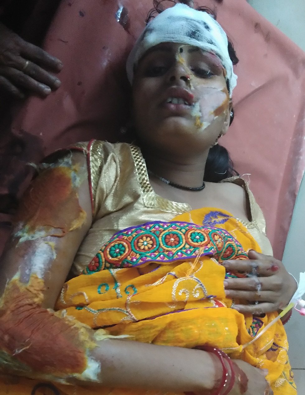 टाटा मैजिक ने बाइक सवार को पीछे से मारी टक्कर, 4 गंभीर रूप से घायल | New India Times