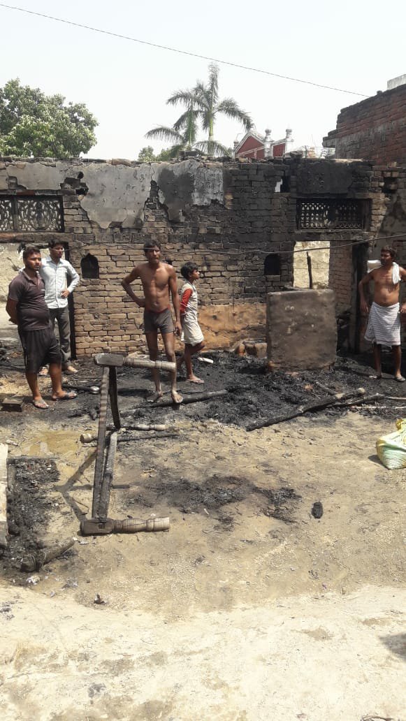 अज्ञात कारणों से लगी आग में कई घर जल कर राख 4 अज्ञात कारणों से लगी आग में कई घर जल कर राख | New India Times