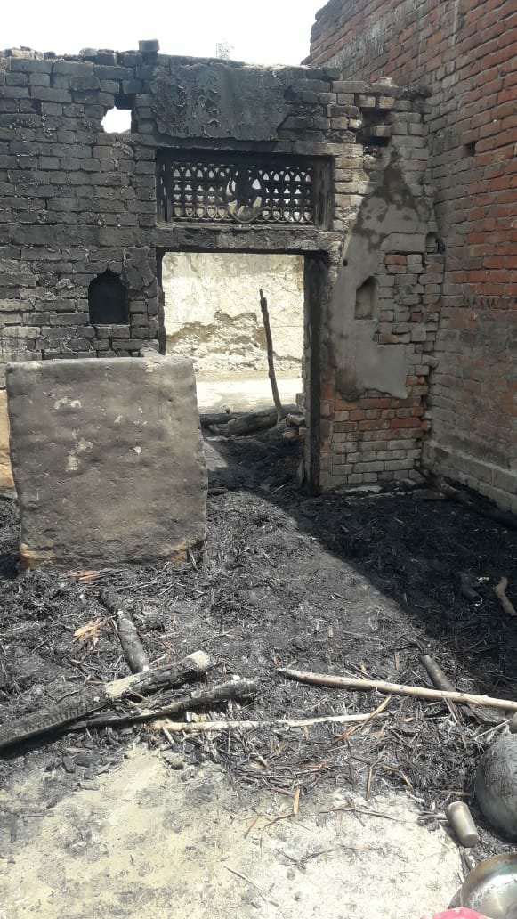 अज्ञात कारणों से लगी आग में कई घर जल कर राख 3 अज्ञात कारणों से लगी आग में कई घर जल कर राख | New India Times