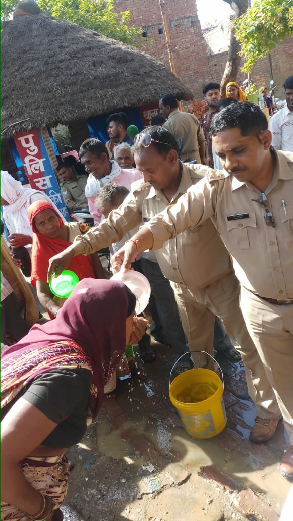 काजी कमालपुर पुलिस चौकी पर पुलिस कर्मियों ने कायम की मानवता की मिसाल | New India Times