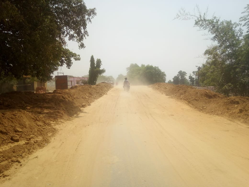 दुर्घटनाओं को दावत दे रहा फरधान रेलवे क्रॉसिंग। कीचड़ और धूल का पर्याय बना नेशनल हाईवे पर स्थित रेलवे क्रॉसिंग | New India Times