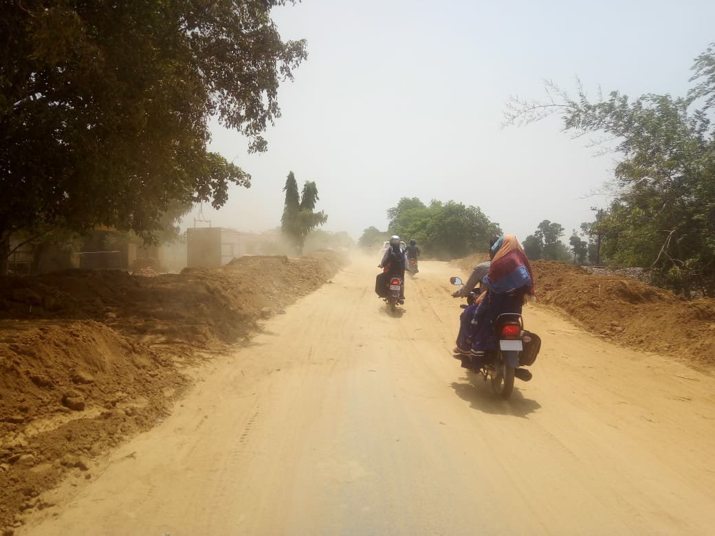 दुर्घटनाओं को दावत दे रहा फरधान रेलवे क्रॉसिंग। कीचड़ और धूल का पर्याय बना नेशनल हाईवे पर स्थित रेलवे क्रॉसिंग | New India Times